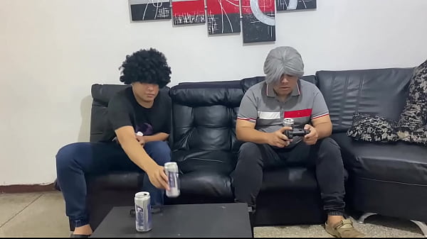 Estoy en casa de mi mejor amigo jugando play y su esposa la muy puta comienza a meterme mano